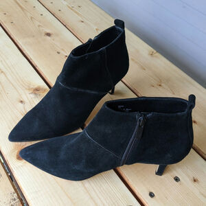 Donald J Pliner Fayla Black Suede Ankle Boots Pointed Toe Kitten Heel Size 7M